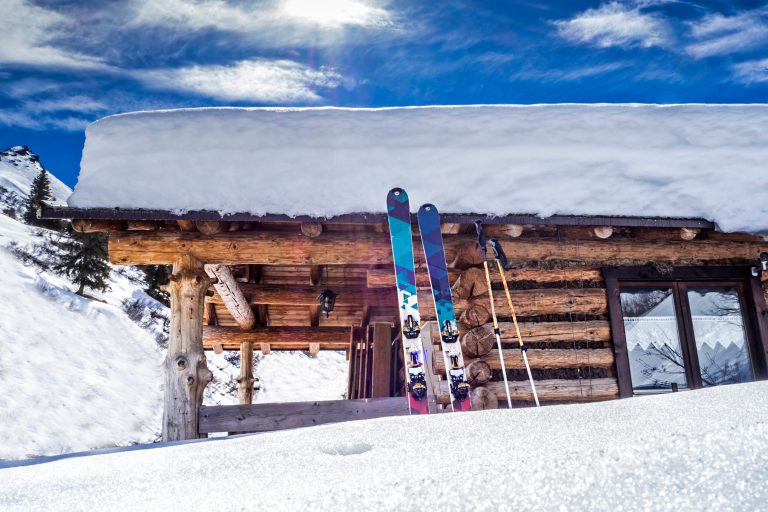 Verschneite Hütte mit Ski in den Alpen Montafon